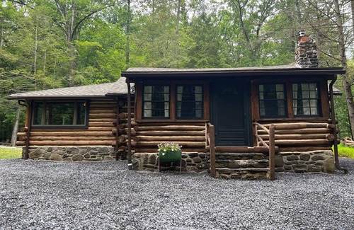 East Stroudsburg Cabin | Cozy Chic Creekside Log Cabin
