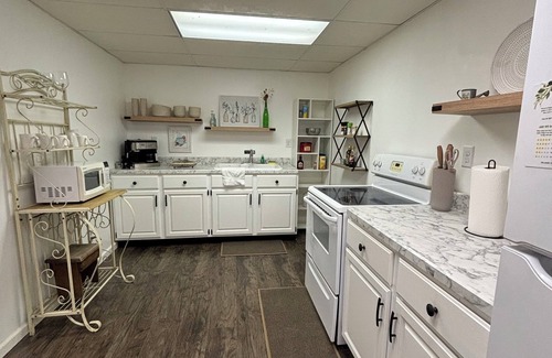 Goshen Cabin | Cozy, chic & historic 3-bedroom cabin in trendy Goshen, 40 mins from Notre Dame!