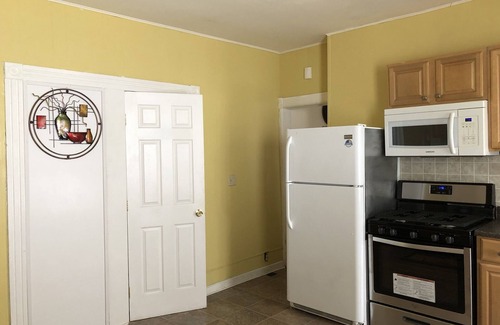 Stockade Historic District Apartment | Cozy-Chic Urban Retreat - King bed, washer/dryer