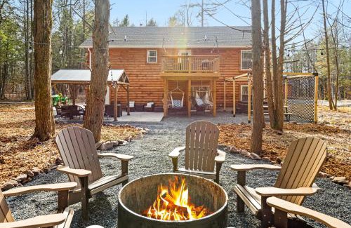 Blakeslee House | Cozy Cinema Cabin - Hot Tub and More