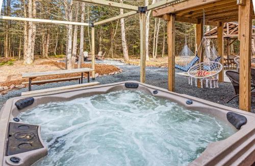 Blakeslee House | Cozy Cinema Cabin - Hot Tub and More