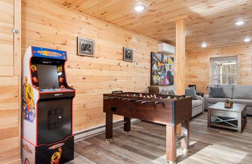 Blakeslee House | Cozy Cinema Cabin - Hot Tub and More