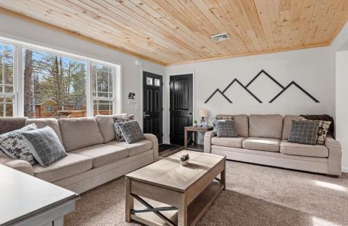 Blakeslee House | Cozy Cinema Cabin - Hot Tub and More