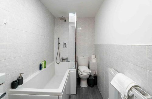 Splott House | Cozy City Townhouse - Free Parking