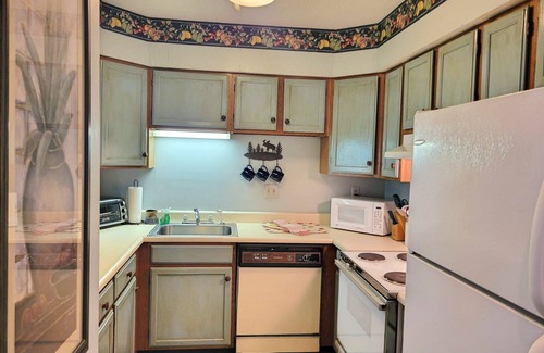 North Woodstock Condo | Cozy, close to town, shops/dining. TV/DVD, AC, pet-friendly. AL118 by LRS