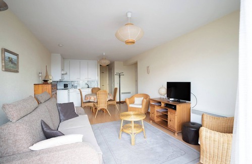 Oostduinkerke-Bad Apartment | Cozy Coastal Retreat for 4