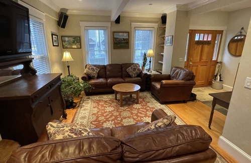 Columbus Park - Andrew Square House | Cozy, comfortable and convenient
