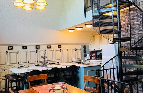 Cordele House | Cozy, comfortable Lakehouse getaway - Sleeps 10! WiFi, Private Dock