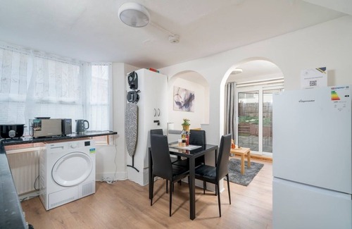 Haringey Apartment | Cozy & comfy Woodgreen station apartment sleeps 6