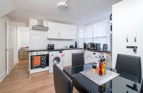 Haringey Apartment | Cozy & comfy Woodgreen station apartment sleeps 6