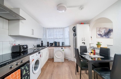 Haringey Apartment | Cozy & comfy Woodgreen station apartment sleeps 6