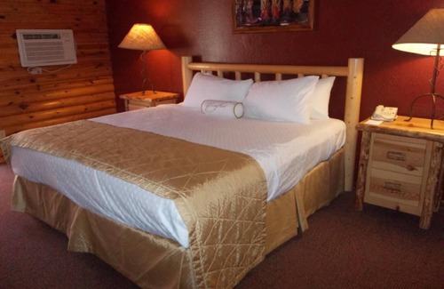 Kohls Ranch Resort | Cozy Condo at Base of Mogollon Rim w/Fireplace, WiFi & Resort Pool