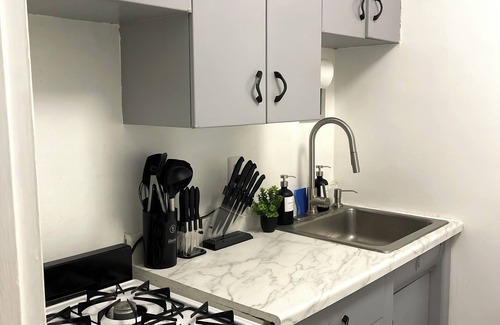 North Rosslyn Condo | Cozy Condo in Arlington - Near Metro & Minutes from DC - Sleeps 4