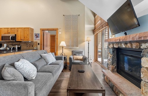River Run Condo | Cozy Condo w/Fireplace, Reading Nook & Private Balcony, Short Walk to Slopes