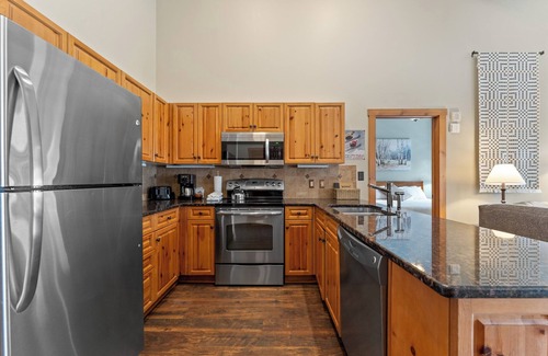 River Run Condo | Cozy Condo w/Fireplace, Reading Nook & Private Balcony, Short Walk to Slopes