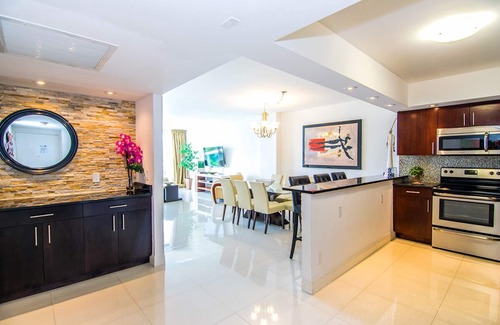 Sunny Isles Beach Condo | Cozy condo w/city views just 500ft from the beach | WIFI + Parking