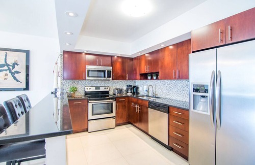 Sunny Isles Beach Condo | Cozy condo w/city views just 500ft from the beach | WIFI + Parking