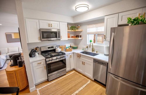 Huntington Beach Condo | Cozy Condo, Walk to Beach, Bikes, BBQ, Downtown, Fire Pit, WIFI, Surf City
