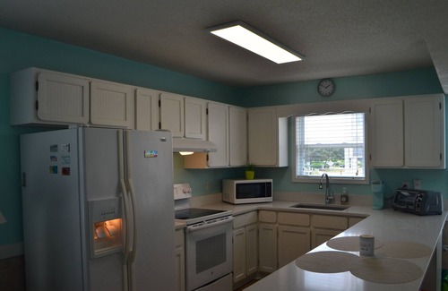 Ocean Isle Beach Condo | Cozy condo with ocean view, private beach access, 3 pools and tennis courts