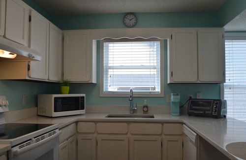 Ocean Isle Beach Condo | Cozy condo with ocean view, private beach access, 3 pools and tennis courts