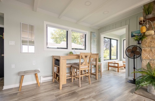 Quincy Cottage | Cozy contemporary Lakefront Cottage