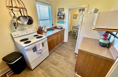 Sharps House | Cozy & Content River Retreat Beach Hot Tub & Games