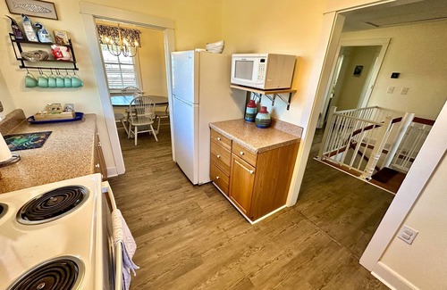 Sharps House | Cozy & Content River Retreat Beach Hot Tub & Games
