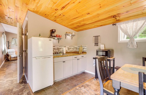 Blairsville Apartment | Cozy + Convenient Blairsville Cabin w/Deck!