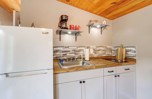 Blairsville Apartment | Cozy + Convenient Blairsville Cabin w/Deck!