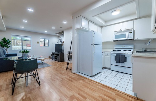 North Redondo Condo | Cozy & Convenient Condo. Near Beaches and Airport. Safe and Stylish Stay.n