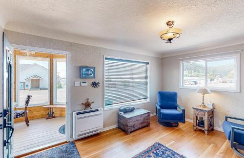 Winchester Bay House | Cozy Corner by the Bay
