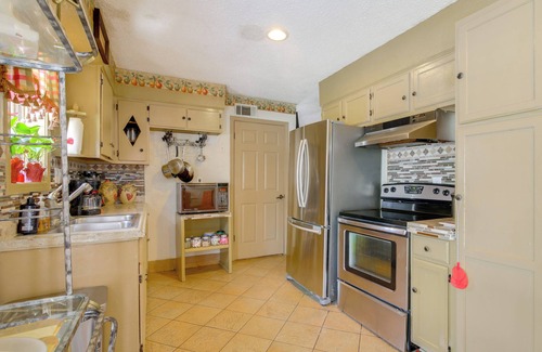 Whitehaven House | Cozy Corner in Memphis - 4 Miles to Graceland!