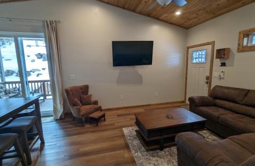 Pinetop House | Cozy Cottage 2BD/2BA, 2 Covered Decks, Patio Dinning, Newly Built!