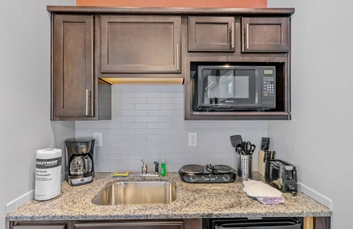 Queensbury Cottage | Cozy Cottage at Lake George Campsites!
