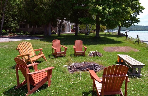 Maple City House | Cozy cottage Big Glen Lake, Tennis Court, Dock, Kayaks, Rowboat, Sunset view