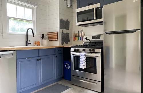 Riverfront House | Cozy Cottage Downtown