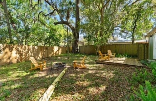 Chassahowitzka House | Cozy Cottage | Fenced Yard & Fire Pit