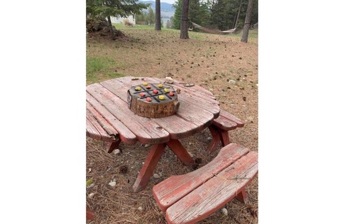 Tonasket Cottage | Cozy Cottage~Hot Tub~Mini Golf! ~Aeneas Valley