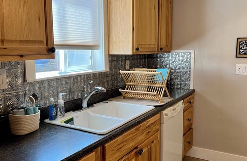 Redmond House | Cozy Cottage in Downtown Redmond