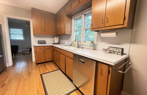 Roswell House | Cozy cottage in Historic Roswell just blocks from Canton Street!