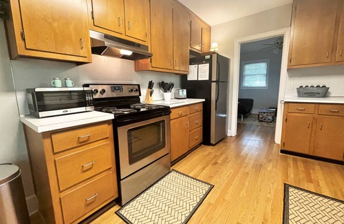 Roswell House | Cozy cottage in Historic Roswell just blocks from Canton Street!