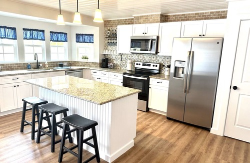 Jacksonville Cottage | Cozy cottage in peaceful, rural setting, 15min away from public beach on lake