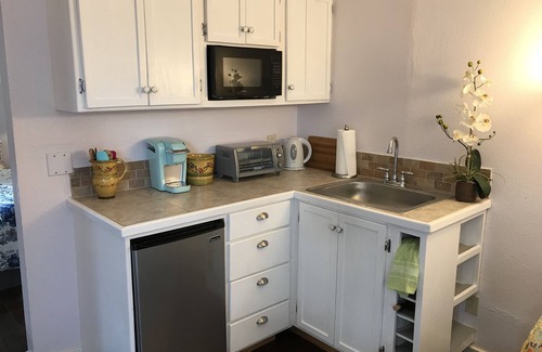 Santa Rosa Cottage | Cozy Cottage In Sonoma Wine Country - Robin's Nest and Garden -Longterm 30 days+
