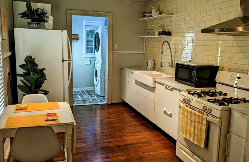 Taylor House | Cozy Cottage in Taylor TX