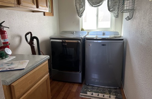 Roseville Cottage | Cozy Cottage King Bed Fenced Pet Yard 5Min Walk to Old Roseville