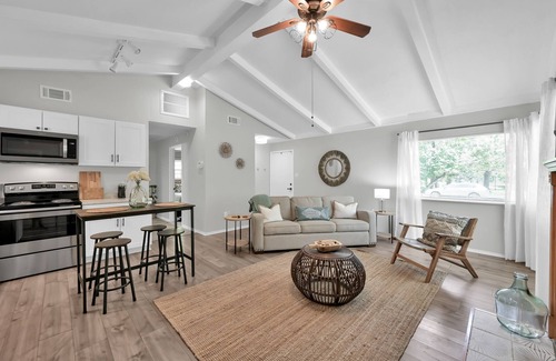 Montgomery Cottage | Cozy Cottage Minutes to Lake Conroe w/HUGE Backyard!