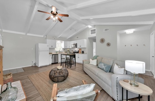 Montgomery Cottage | Cozy Cottage Minutes to Lake Conroe w/HUGE Backyard!