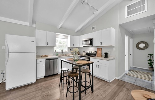 Montgomery Cottage | Cozy Cottage Minutes to Lake Conroe w/HUGE Backyard!