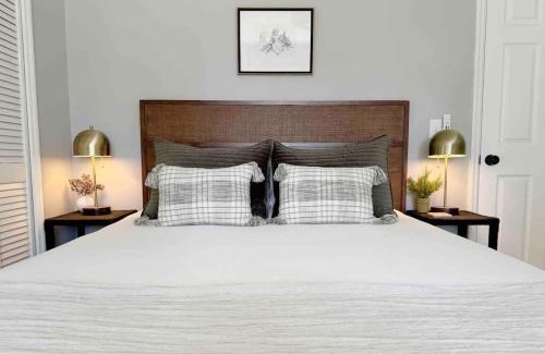 Whitemarsh Island House | Cozy Cottage Near Beach & Downtown Dog Friendly