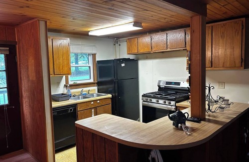 Waynesboro Cottage | Cozy Cottage near Skiing, Gettysburg, and Hiking